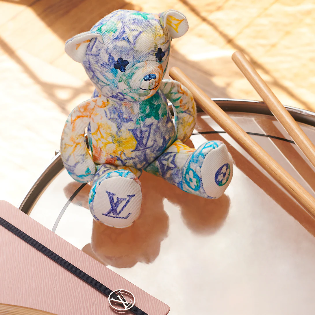 louis-vuitton-doudou-louis-teddy-bear - GI0502_PM1_Ambiance view.jpg